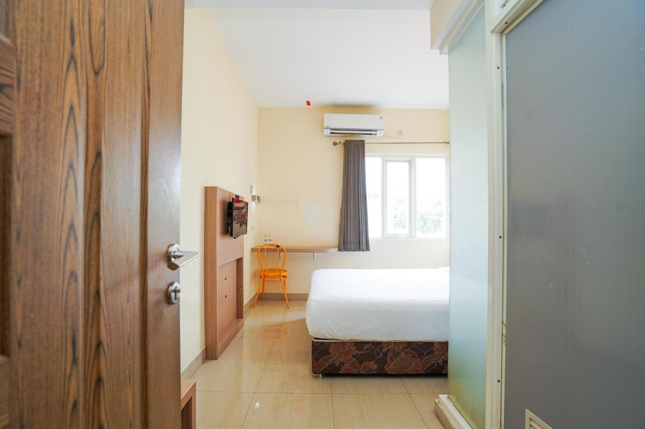 Pratisarawirya Guesthouse by ecommerceloka Surabaya Eksteriør billede