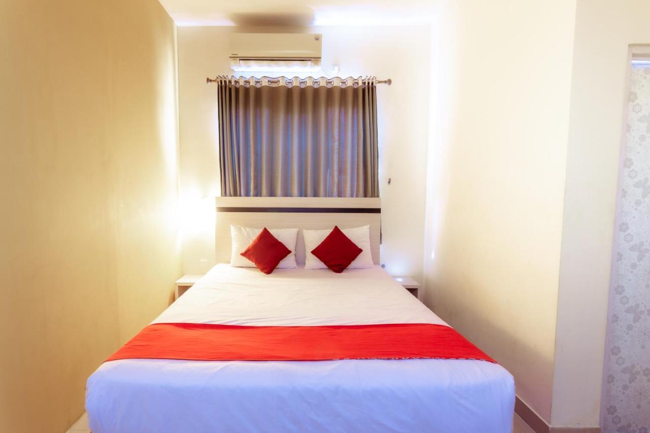 Pratisarawirya Guesthouse by ecommerceloka Surabaya Eksteriør billede
