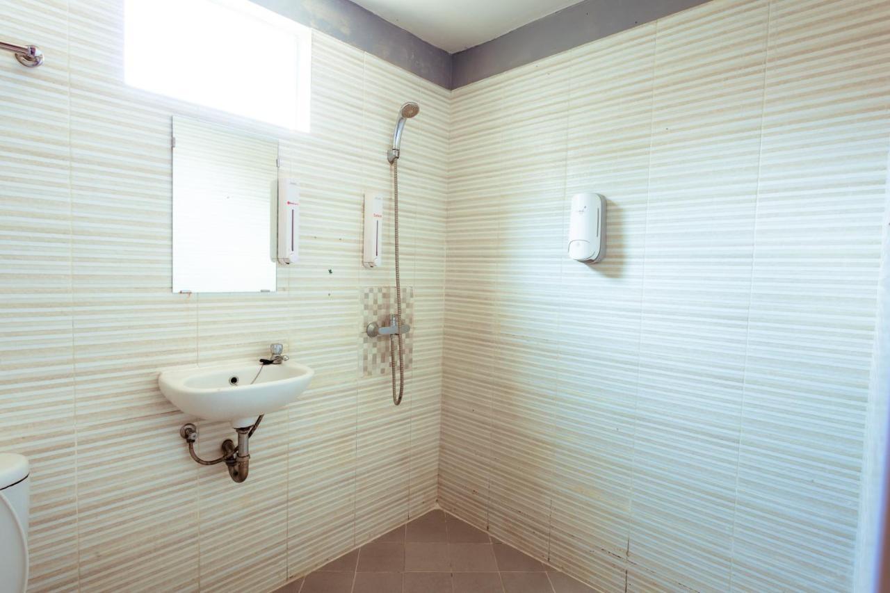 Pratisarawirya Guesthouse by ecommerceloka Surabaya Eksteriør billede